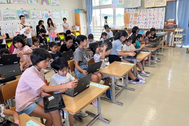 １年生、デジタル端末学ぶ　名護・稲田小　参観日に６年生が指導