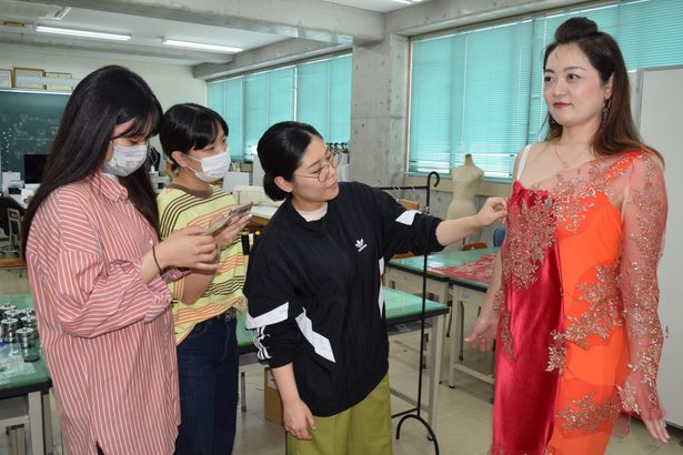 世界の舞台、沖縄の学生がサポート　ドレス制作やヘアメーク　ミセスオブザイヤー日本代表の外間さん共演企画