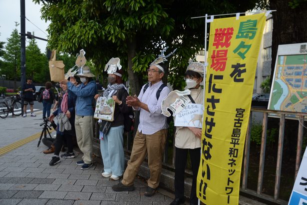与那国馬仮装で　基地増強「反対」　東京で市民団体
