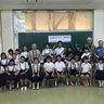 母校のコザ小に三線5丁を寄贈　卒業生の外間さん　放課後に響く音色　沖縄市
