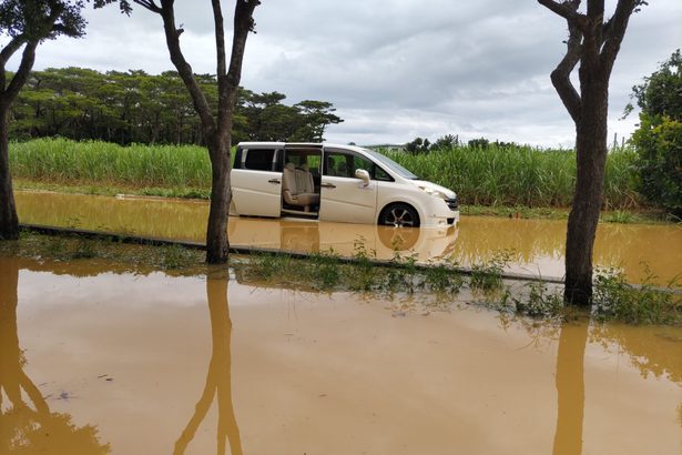 宮古島で過去最大100ミリの大雨、冠水で車も…　沖縄地方で梅雨入り、激しい雨に注意