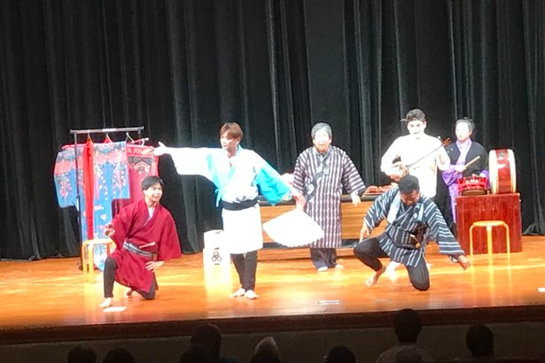 歌って踊って大爆笑　沖縄市、３０人が芸能披露