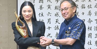 Awichさん、海外アーティストと連携する沖縄PR案も　デニー知事と面会　ハブ酒ブランド通し文化を世界へ