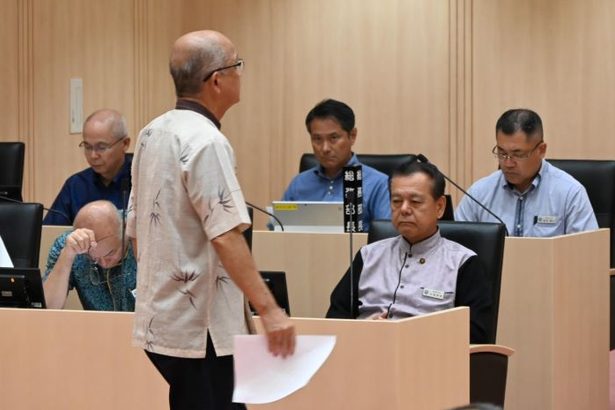 第三者委員会の設置を決議　南城市長のセクハラ疑惑　市議会が全会一致　沖縄