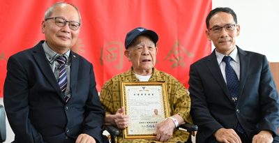 95歳・宮城さんに名誉卒業証書　戦時中在校の台湾から　「平和推進に敬意」