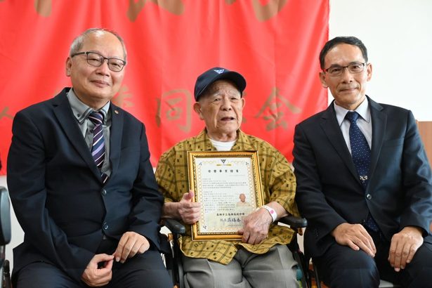 95歳・宮城さんに名誉卒業証書　戦時中在校の台湾から　「平和推進に敬意」