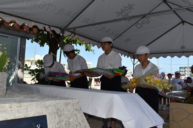 平和の思い込め千羽鶴と献花　宮森小米軍機墜落65年　児童ら追悼集会　沖縄