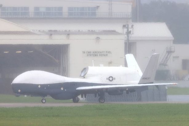 米海軍の無人偵察機MQ4トライトン、2機目が嘉手納基地に飛来