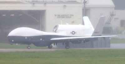 米海軍の無人偵察機MQ4トライトン、2機目が嘉手納基地に飛来