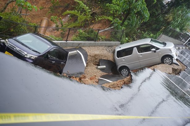 名護のアパート駐車場裏が崩れ、車2台が滑り落ちる　北谷の住宅裏手で土砂崩れも　沖縄