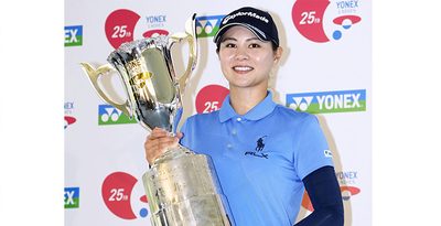 通算14アンダーで優勝し、トロフィーを手に笑顔を見せる新垣比菜＝ヨネックスCC