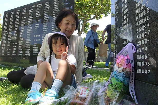 犠牲者思い590羽の鶴　渡嘉敷・新垣さん「村民の分まで」　平和の礎 遺族ら祈り