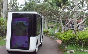 映像と一緒に園内散策　東南植物楽園、MR体験車開始