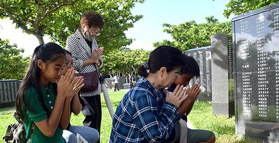 グアムから慰霊の帰郷　レストボグさん、家族の名に涙　平和の礎 遺族ら祈り　沖縄