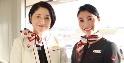 日航CAの親泊さん、母娘で羽ばたく　成田で初めて同じ職場に　最高の笑顔で安心と安全をお届け　沖縄