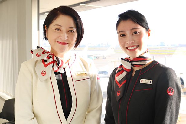 日航CAの親泊さん、母娘で羽ばたく　成田で初めて同じ職場に　最高の笑顔で安心と安全をお届け　沖縄