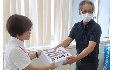 「介護職員の待遇改善を」　沖縄県民の会　県に2700人署名提出