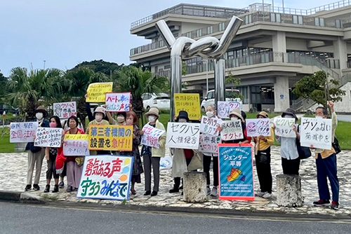 「南城市だけの問題でない」「被害者救済を優先して」市長セクハラ疑惑、役所前で抗議の声　沖縄