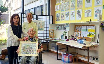 激動生きた96歳「塗り絵」に魅せられて　色使い「直感」で鮮やかに「自分史」書き記すように　沖縄