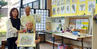激動生きた96歳「塗り絵」に魅せられて　色使い「直感」で鮮やかに「自分史」書き記すように　沖縄