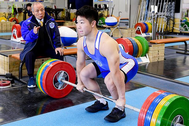 男子重量挙げ40年ぶりの表彰台へ　“レジェンド”と師弟で挑むパリ五輪　沖縄出身の宮本昌典