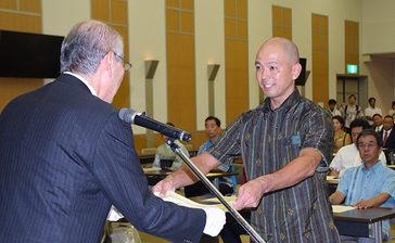 沖縄県議選、当選者48人に証書交付　6月定例会、28日に開会　会派を調整中