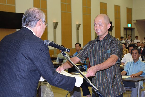 沖縄県議選、当選者48人に証書交付　6月定例会、28日に開会　会派を調整中