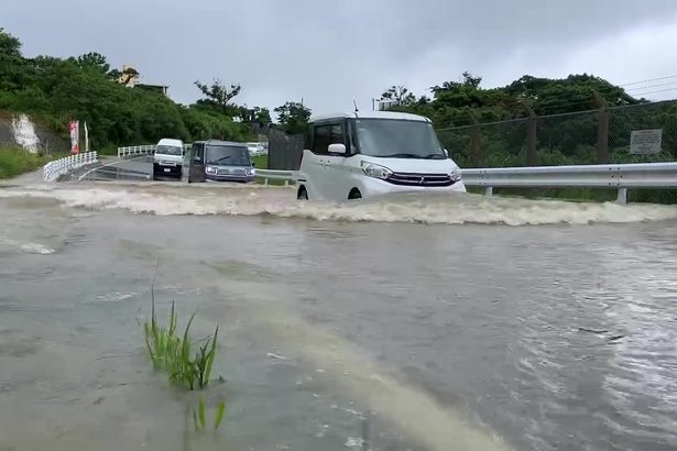 【動画】沖縄本島中部に一時洪水警報　12日にかけて土砂災害や河川の増水に警戒を（11日19時現在）　
