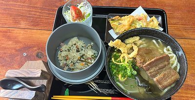 やみつき食感、もちもちの「熟成麺」とサクふわ天ぷら　熟成沖縄そば、天ぷら宮里屋（名護市）＜うちなー味まーい＞109