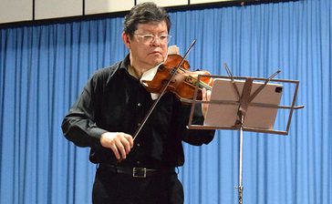 寺神戸さん、優雅な音色　オキナワ移住地でバイオリン演奏会　ボリビア