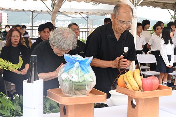 不戦の誓い再び　「沖縄県民斯く戦ヘリ」打電の旧海軍司令部壕で慰霊祭　沖縄