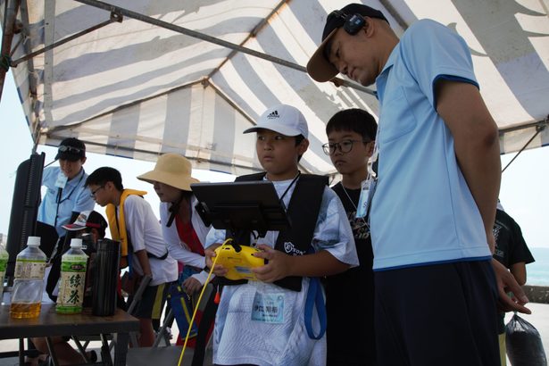 漂うレジ袋「クラゲみたい」　小学5、6年生が水中ドローンで海中を観察　ごみ問題考える