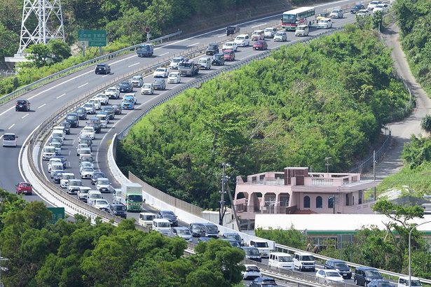 【観光・交通】「車社会」で深刻な渋滞　鉄軌道導入、9割が賛成＜争点を探る・6.16沖縄県議選＞4