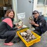 伊平屋漁協で初の女性組合員　貝20キロを初出荷　姉妹で活躍「おいしい海産物を届けたい」　沖縄