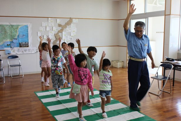 １年生　楽しく交通安全学ぶ　糸満・米須小　警官ら腹話術でお話