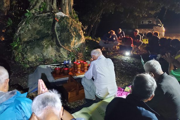 「ヤッカ、ヤッカ」と神酒を回し飲む　多良間で「スツウプナカ」　沖縄