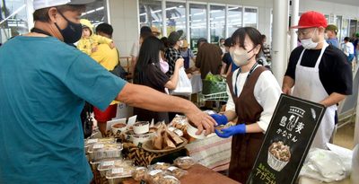 県産麦のパンやそば好評　うるま　うるマルシェで「麦うまちー」