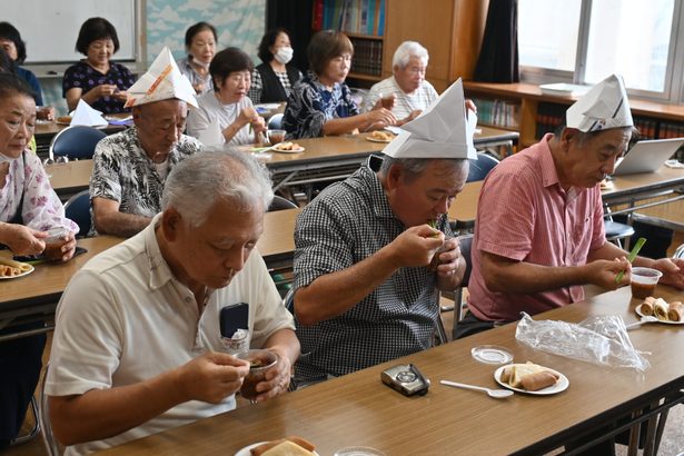 旧暦ユッカヌヒー、かぶとをかぶり温ぜんざいで健康祈る　沖縄市泡瀬のビジュル会　