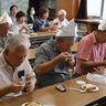 旧暦ユッカヌヒー、かぶとをかぶり温ぜんざいで健康祈る　沖縄市泡瀬のビジュル会　