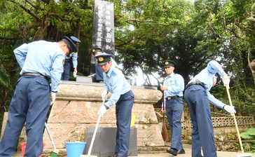 慰霊の日を前に、警察学校生が「島守の塔」を清掃　糸満・沖縄　