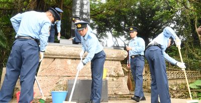 慰霊の日を前に、警察学校生が「島守の塔」を清掃　糸満・沖縄　