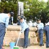 慰霊の日を前に、警察学校生が「島守の塔」を清掃　糸満・沖縄　
