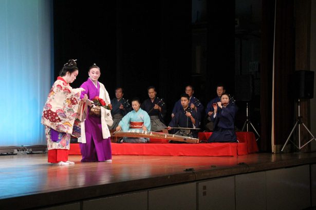 久米島で琉舞普及公演　保存会　ゆかりの「本貫花」「仲里節」も