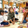 玩具、エイサー　楽しく体験　沖縄・諸見幼稚園　園児、高齢者と交流会