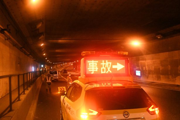 那覇空港つなぐ「うみそらトンネル」で冠水、事故も　大雨で各地の交通規制続く　沖縄