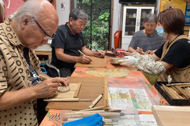 ８０代３人木彫り魅せられ　金武・教室「ゆん」　那覇から通い制作