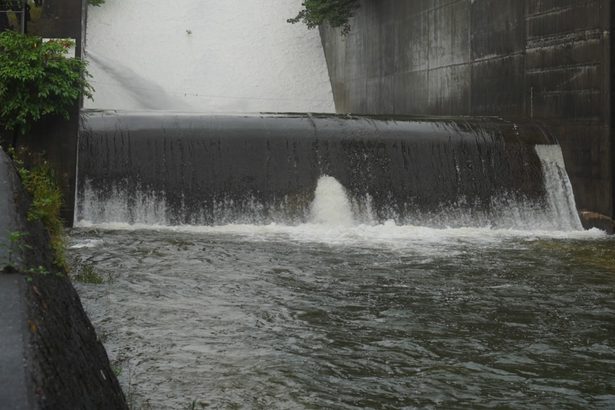 沖縄本島の各地で大雨被害　交通規制や事故が多発　福地ダムではオーバーフローも