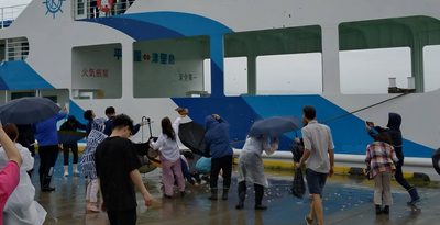 「デカい、かっこいい！」　津堅島に新造船「フェリーくがに」初入港　住民ら歌三線で歓迎　沖縄