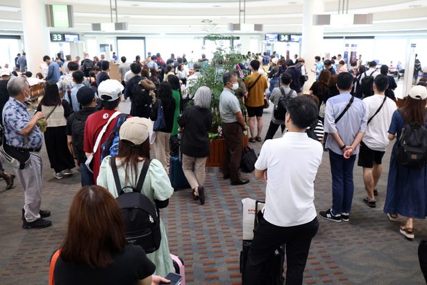 カミナリの影響ここにも　那覇空港、発着便の遅延・欠航が計100便超　14日　沖縄