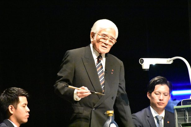 「努力続け、人生よりよく」　書家の茅原さんが講演会　県書道美術振興会50周年　沖縄